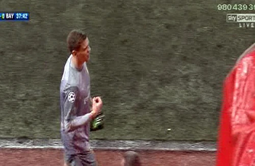 Phản ứng “tục tĩu” khi nhận thẻ đỏ, thủ thành Arsenal đối mặt án phạt nặng