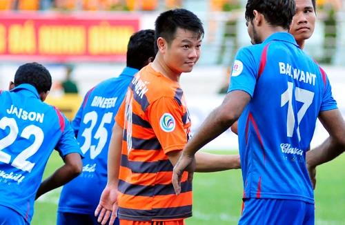 Đội bóng của Văn Quyến chiến thắng trong ngày giải thể