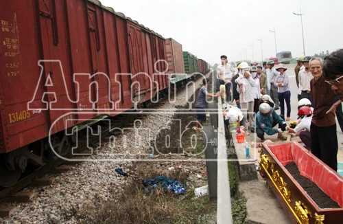 Hà Nội: Tàu hỏa đâm chết người, kéo lê hơn 30 mét