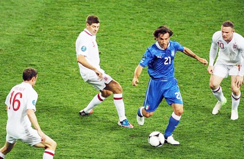 Khóa chặt Pirlo - “đánh rắn đằng đầu”