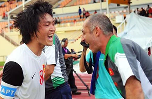 HLV Graechen trêu trụ cột của U19 Việt Nam "sút như bắn chim"