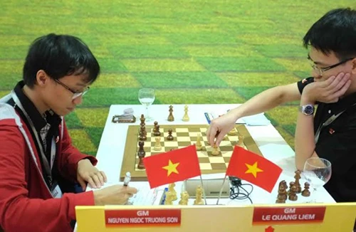 Thần đồng cờ vua Việt Nam đánh bại ĐKVĐ giải HD Bank