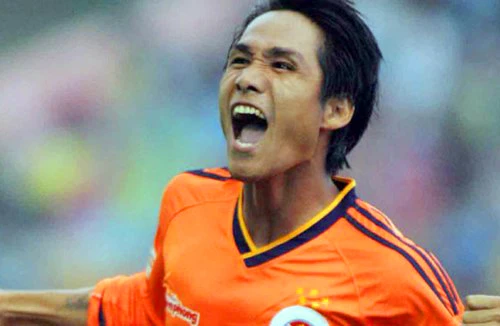 Cầu thủ từng dính chàm nhận Quả bóng vàng Việt Nam 2012