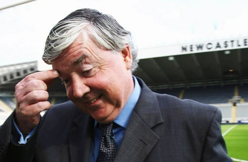 Một lãnh đạo của Newcastle từ chức vì bất đồng với HLV