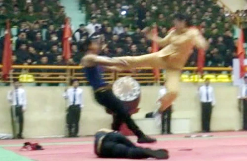 Xem tình huống nữ CSGT hạ gục toán thanh niên ngổ ngáo