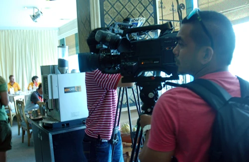 Thầy trò HLV Phan Thanh Hùng bị truyền thông Malaysia "xăm soi"