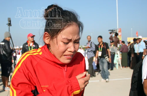 Thanh Phúc khóc ngất khi bị "cướp trắng" HCV