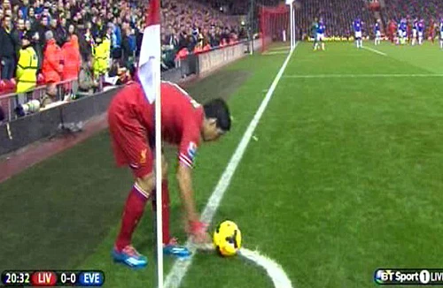 Cảnh sát vào cuộc điều tra vụ Suarez bị CĐV ném đồng xu