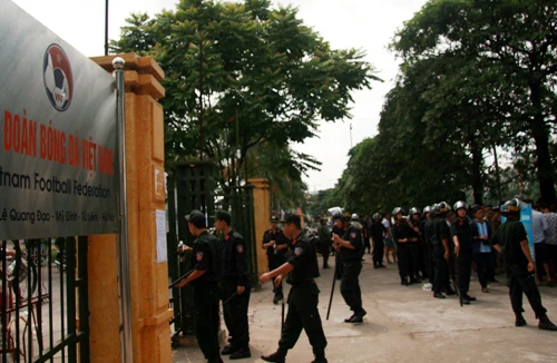 Cả nghìn người "bao vây", xô đổ tường rào trụ sở VFF đòi mua vé