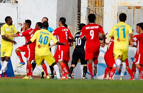 Vụ ẩu đả tại sân Lạch Tray: 4 cầu thủ lĩnh án treo giò dài hạn