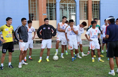 Cầu thủ XMXT.Sài Gòn "ngã ngửa" khi biết tin đội bỏ giải