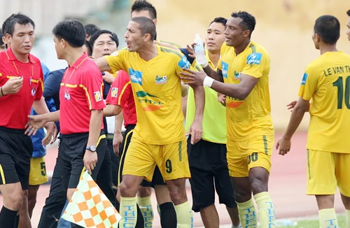 CLB Thanh Hóa: Thầy thoát án, trò dính phạt nặng 