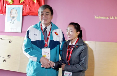 Lý giải chuyện á quân SEA Games chạy chân đất…