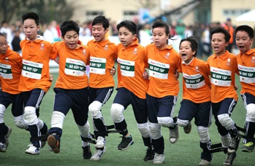 THCS Ngọc Thụy vô địch giải đấu “30 người 31 chân” năm 2014