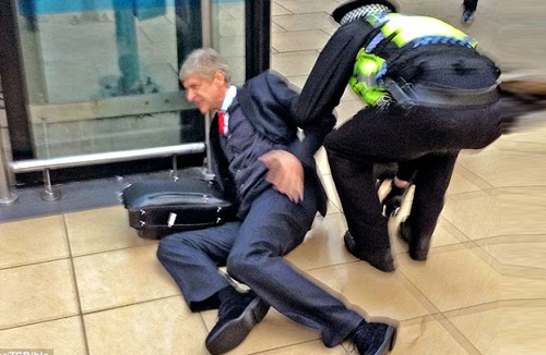 HLV Wenger ngã sõng soài sau thất bại mất mặt trước Liverpool