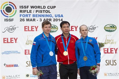 Hoàng Xuân Vinh phá kỷ lục bắn súng thế giới