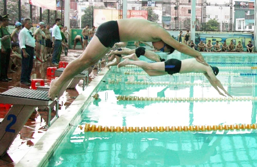 Sôi nổi giải Bơi trong bể CATP Hà Nội 2014