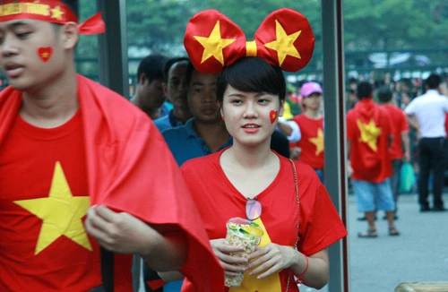 Cờ đỏ sao vàng phủ đỏ Mỹ Đình trong trận chung kết U19 Việt Nam - U19 Nhật Bản