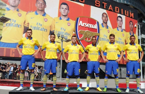 Arsenal “nhường” màu áo truyền thống cho ĐT Việt Nam