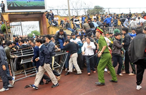 Sân Vinh thoát án "treo", vụ CĐV giẫm đạp tại cửa số 6