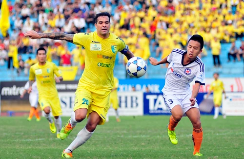 "Gà son" Gonzalo lập cú đúp đưa Hà Nội T&T lên đỉnh V-League 