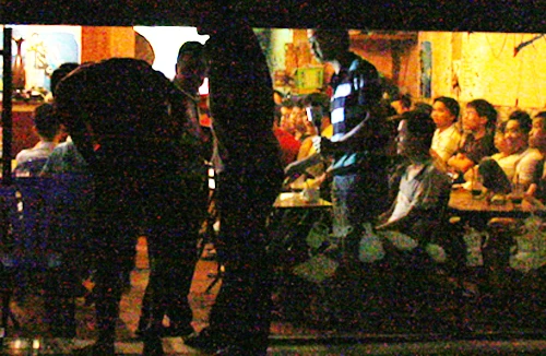 Thậm thụt tới quán cafe xem World Cup