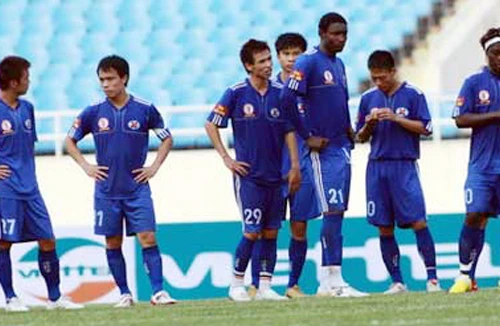 Đuối lý, cầu thủ Than Quảng Ninh chấp nhận xuống nước