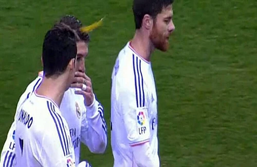 Ronaldo bị “không kích” bằng bật lửa ở Vicente Calderon