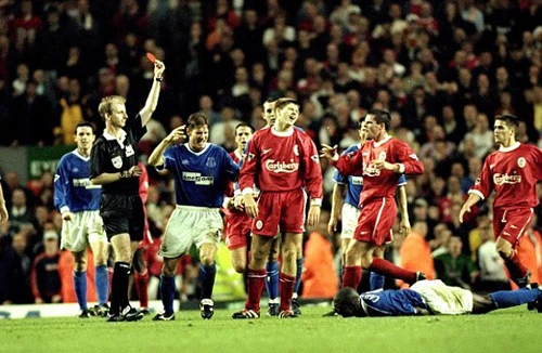 Steven Gerrard từng phải xin lỗi cầu thủ Everton…trong toilet