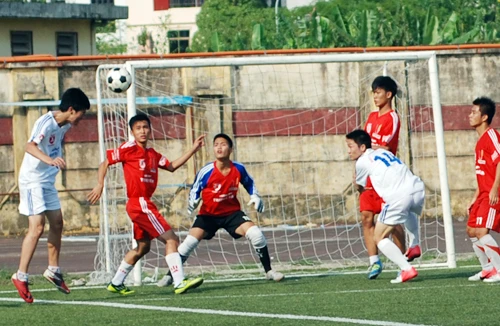 Giải bóng đá học sinh Hà Nội Báo ANTĐ 2012: Nghẹt thở giành vé vào bán kết