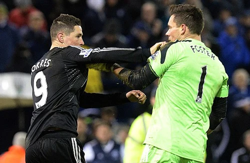 Torres bị tố “lên gối” cầu thủ đối phương