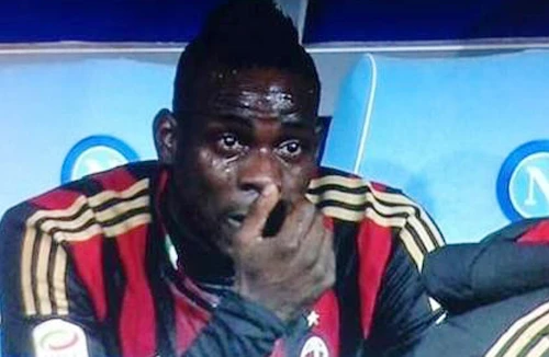 Milan bại trận, Balotelli khóc tức tưởi trên băng ghế dự bị