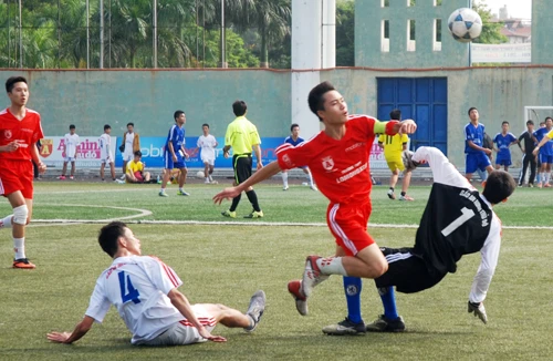 Đương kim vô địch và Á quân cùng bị loại