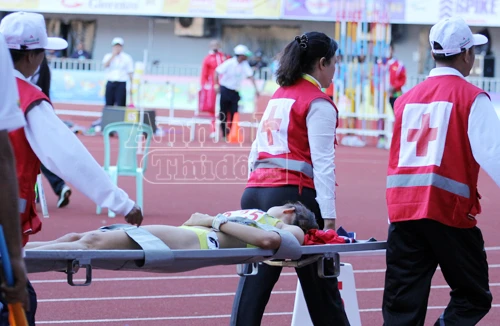 Quách Thị Lan ngã quỵ, phải đi cấp cứu sau khi mất HCV 400m rào nữ