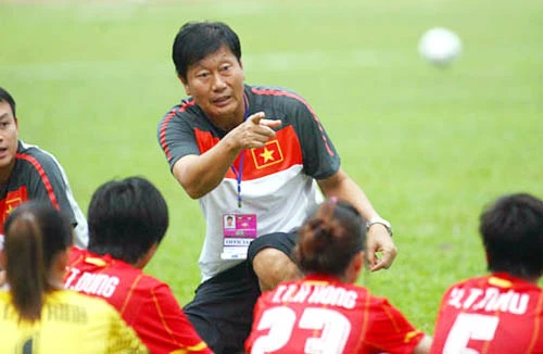 Lương HLV Hoàng Văn Phúc thua đồng nghiệp bên tuyển nữ