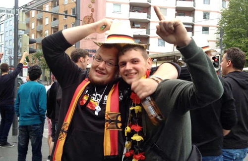 Người Đức đổ ra đường mừng đại thắng trước Bồ Đào Nha