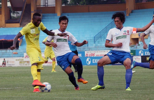 Samson lập hattrick giúp Hà Nội T&T ngược dòng ấn tượng