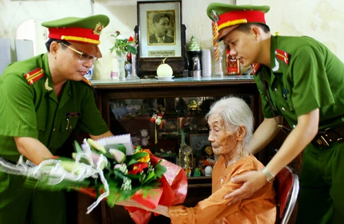 Tôn vinh hình ảnh Công an Hà Nội vì nhân dân phục vụ