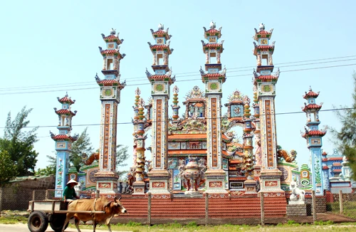 Thôn biển nghèo có những ngôi mộ bạc tỷ