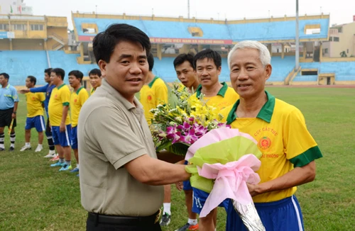 Giao hữu bóng đá ấm tình đồng đội