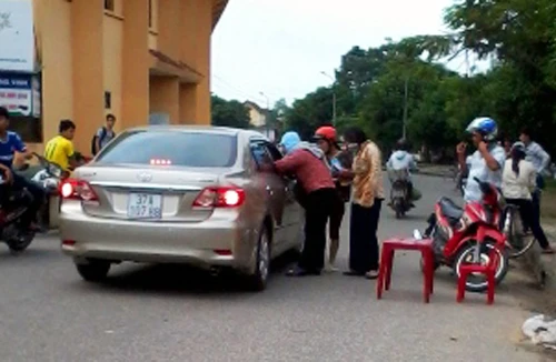 Dân phe hét "giá trên trời" vé trận SLNA-HNT&T