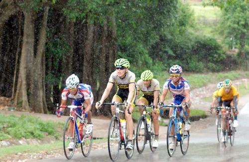 Chặng đua khắc nghiệt, nhiều cua-rơ bỏ cuộc vì kiệt sức