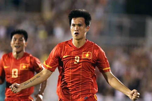 Công Vinh lập hat-trick giúp HLV Miura ra mắt hoành tráng