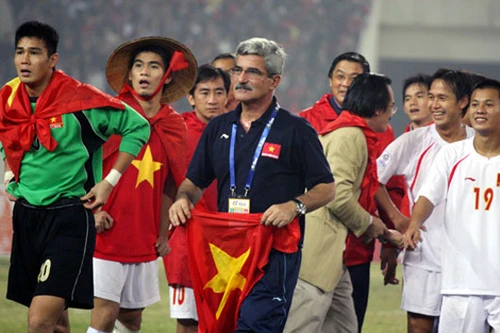 Chán HLV nội, VFF tuyên bố sẽ thuê thầy ngoại cho ĐTQG