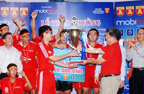 Thắng luân lưu nghẹt thở, THPT Nguyễn Thị Minh Khai đoạt Cúp vô địch