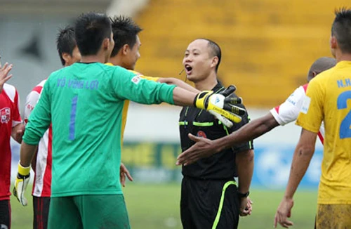 Xì xào chuyện chọn Còi vàng V-League 2013