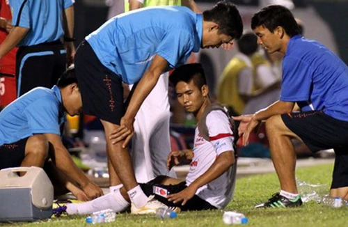 Không phạt nguội cầu thủ khiến đồng nghiệp phải ghép gân vai