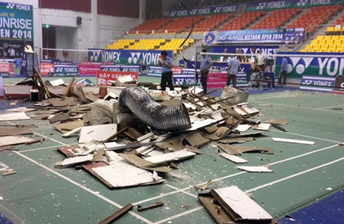 Trần nhà thi đấu Phan Đình Phùng sập vì xuống cấp