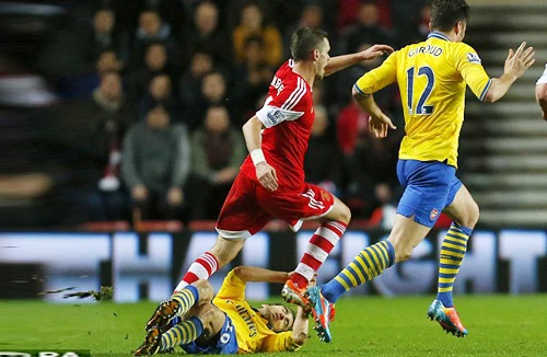 Giáo sư lên tiếng bênh vực chiếc thẻ đỏ của Flamini