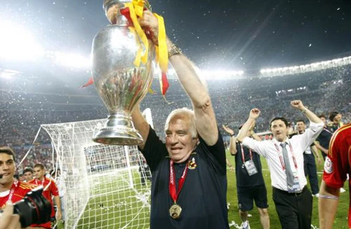 Cầu thủ Tây Ban Nha vĩnh biệt người thầy quá cố Luis Aragones